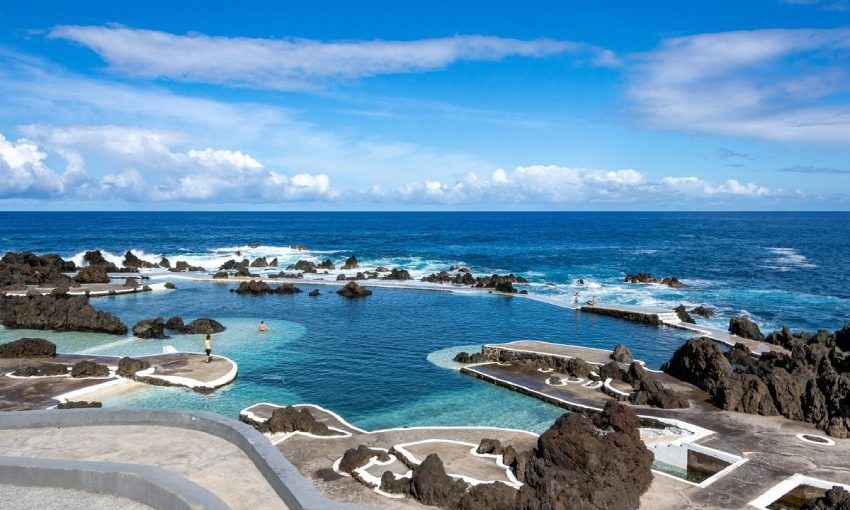 piscinas volcanicas de porto moniz en la isla de madeira