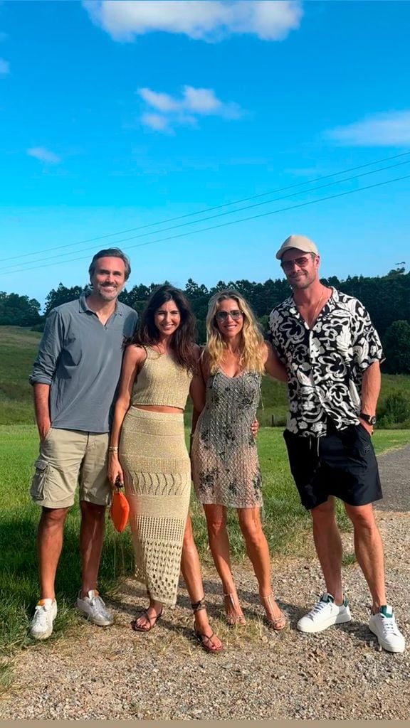 Elsa Pataky, Chris Hemsworth y unos amigos celebrando el 2025 en Australia