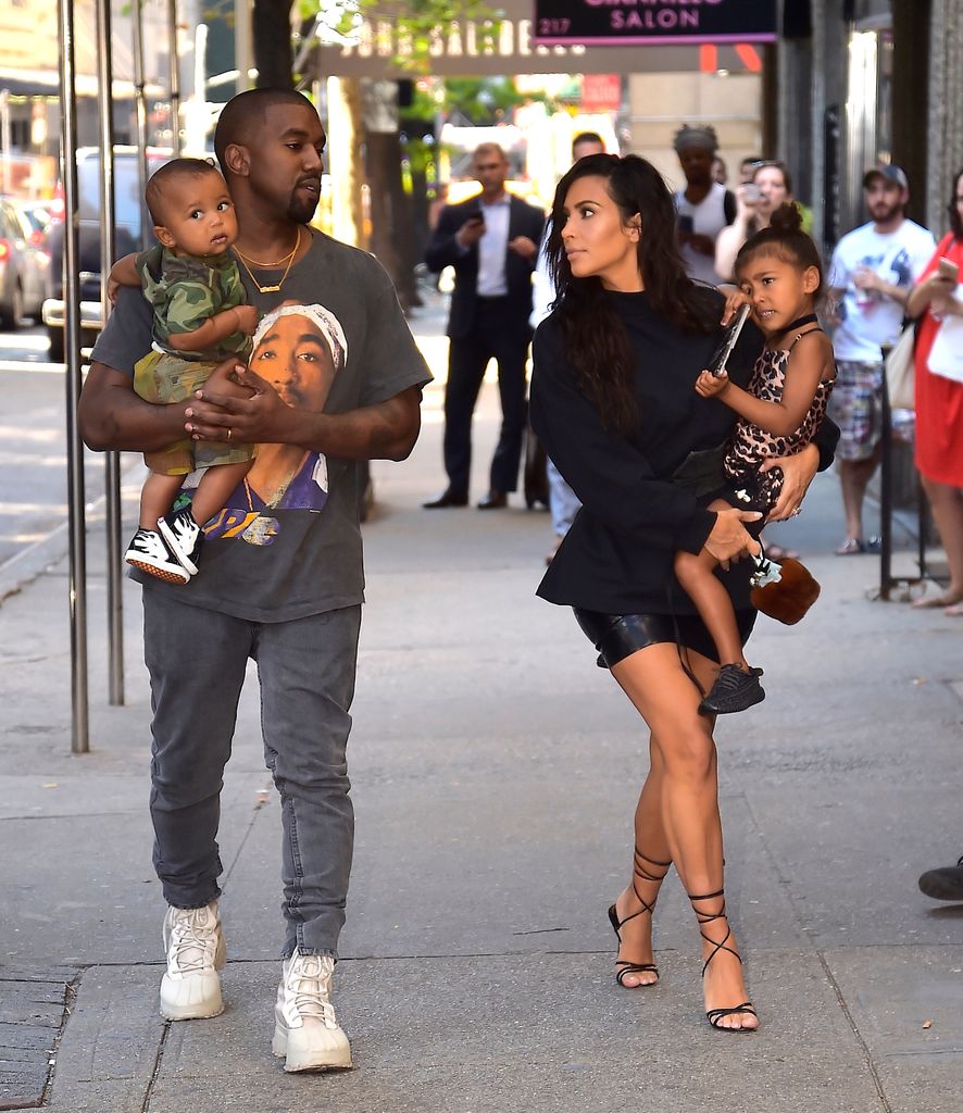  Kim Kardashian  y Kanye West con sus hijos