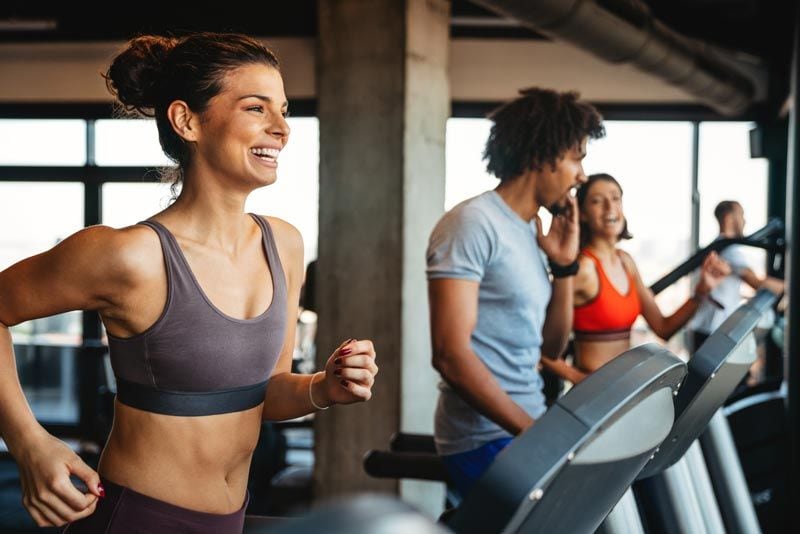 mujer entrenando