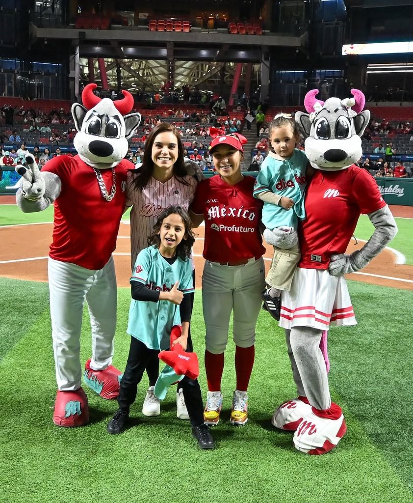 La conductora y su familia disfrutaron a nivel de cancha del primer partido de la temporada.