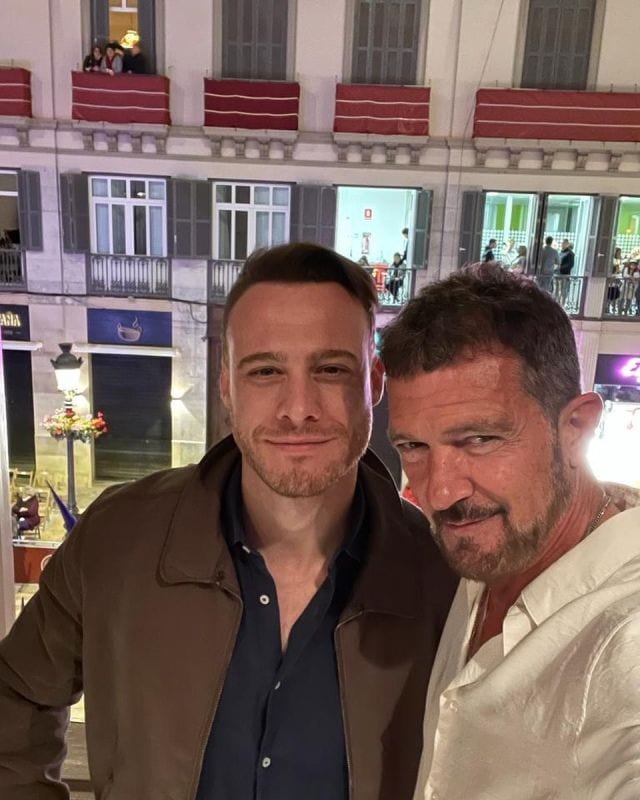 Kerem Bürsin con Antonio Banderas en Málaga