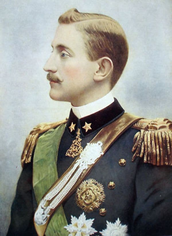 El príncipe Emmanuel Filiberto, Duque de Aosta (1869-1931), miembro de la Casa de Saboya, fue el primer marido de Elena de Orleans, tras su intento frustrado de casarse con su verdadero amor, el príncipe Alberto Victor, Duque de Clarence y Avondale (1864-1892)
