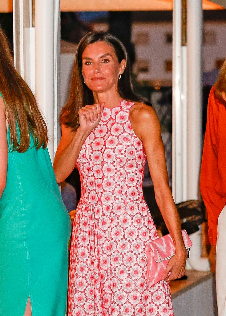 La reina Letizia con vestido de estampado floral en Mallorca