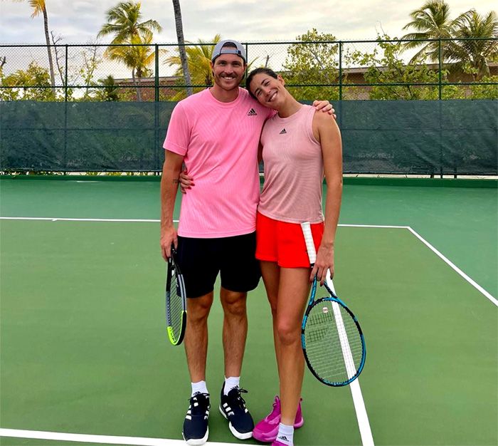 Garbiñe Muguruza y Arthur Borges juegan al tenis