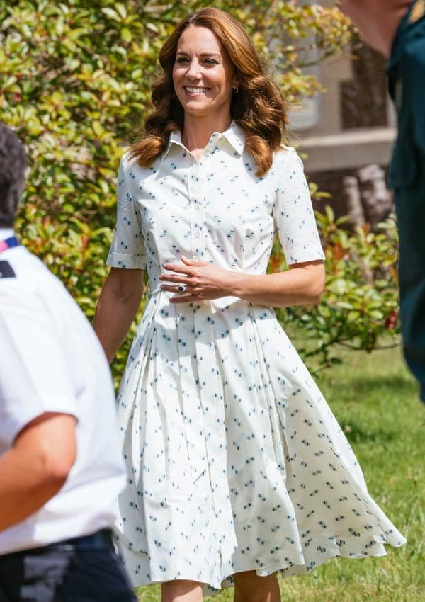 Kate Middleton con vestido camisero