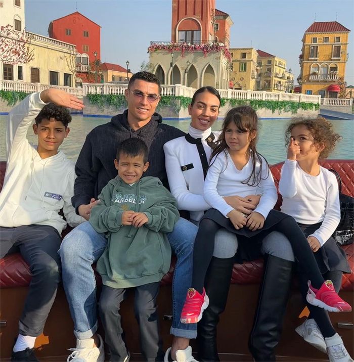 Georgina y Cristiano con sus hijos