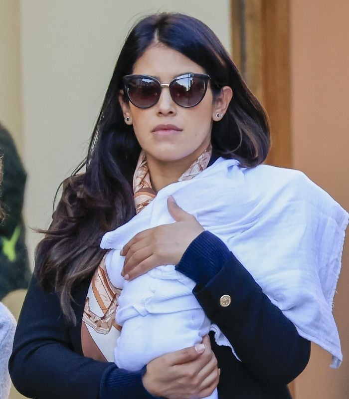 Gabriela Guillén con su hijo por la calle