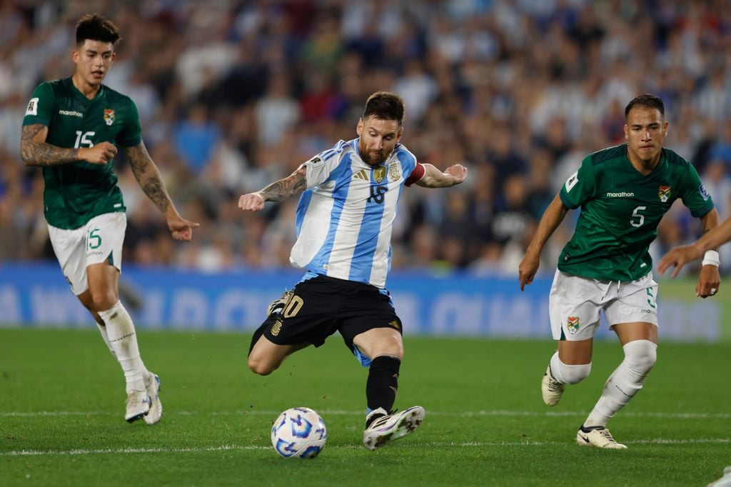 Messi anotó tres goles en el partido contra Bolivia en las eliminatorias sudamericanas.