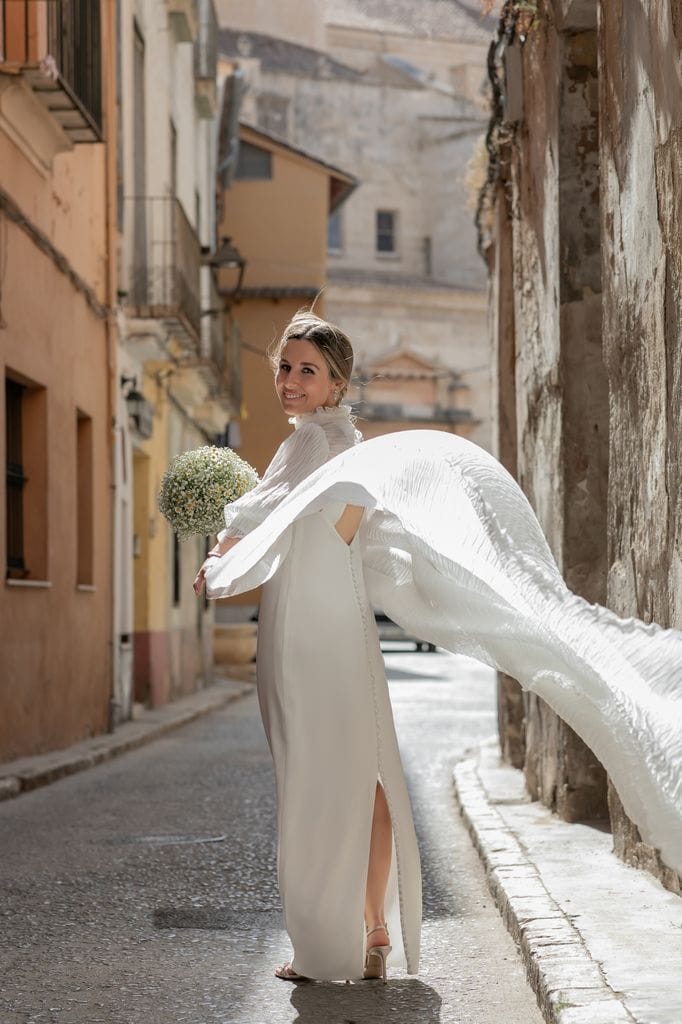 Vestido de novia con capa de Sara Omatos