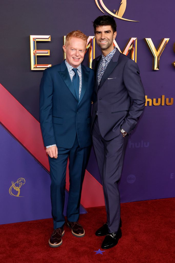 Jesse Tyler Ferguson y Justin Mitika. Premios Emmy 2024