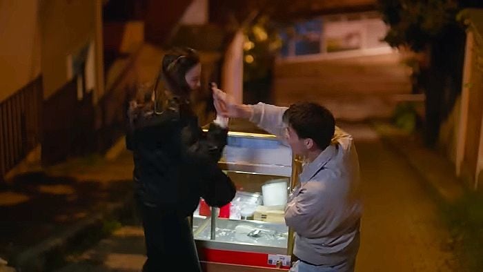 Avance de 'Hermanos': Sarp y Lidya lazan el carrito de comida de Süsen y Ömer contra el escaparate de una tienda