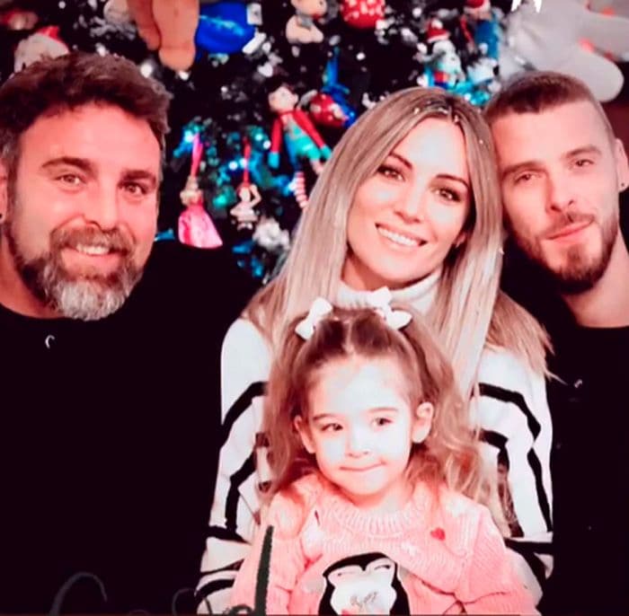 Edurne y David de Gea con su hija y el tío de la pequeña