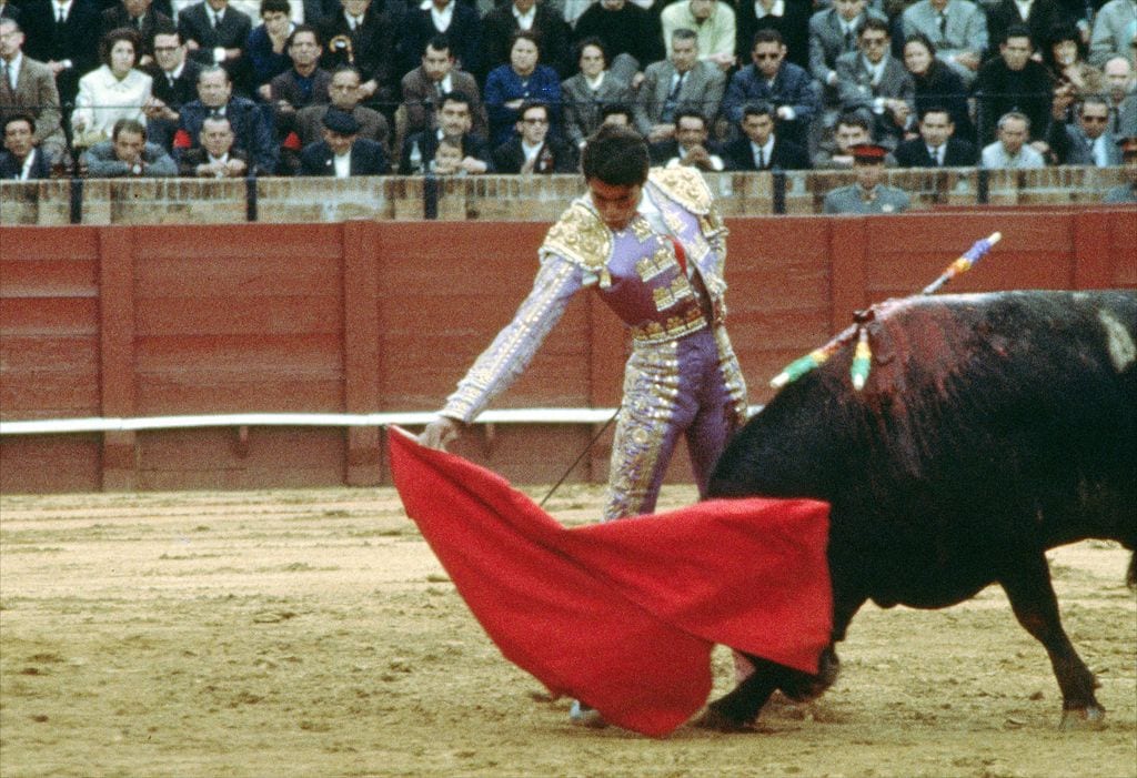 EL TORERO FRANCISCO RIVERA PEREZ "PAQUIRRI" TOREANDO DURANTE UNA CORRIDA DE FINALES DE LOS AÑOS 70 EN SEVILLA