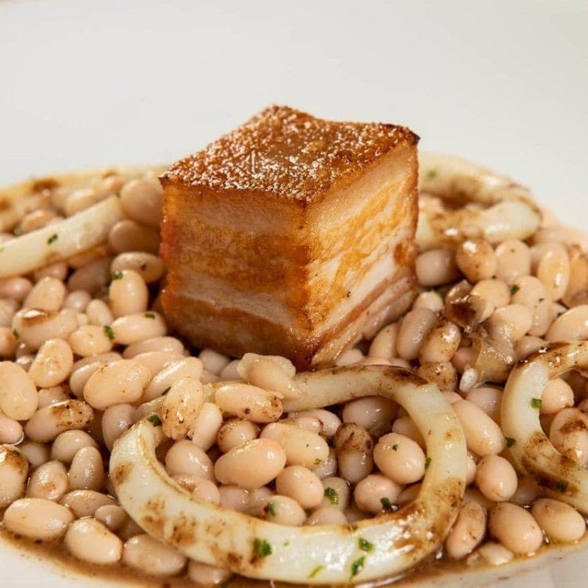 Fessols de la Garrotxa con panceta ibérica y calamares del restaurante Cúria Reial.