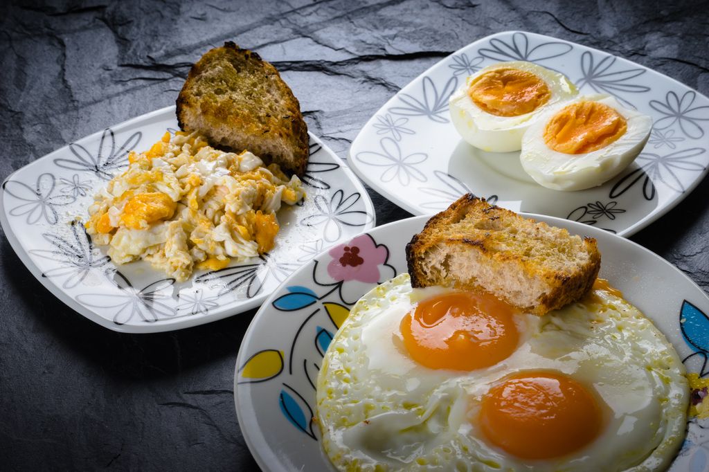 De las formas más saludables que hay de preparar huevos son: a la plancha, cocidos y en revuelto.