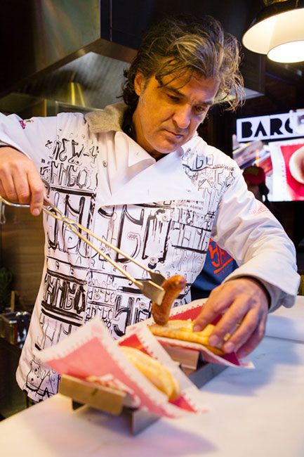 Carles Abellán prepara uno de sus originales bocadillos de longaniza en 'Yango Urban Food'. Con este nuevo proyecto el chef ha querido fusionar la tradición de un producto tan clásico como la longaniza (yangosnissa, en catalán, de ahí el nombre del local) con el fenómeno ‘street food’.
