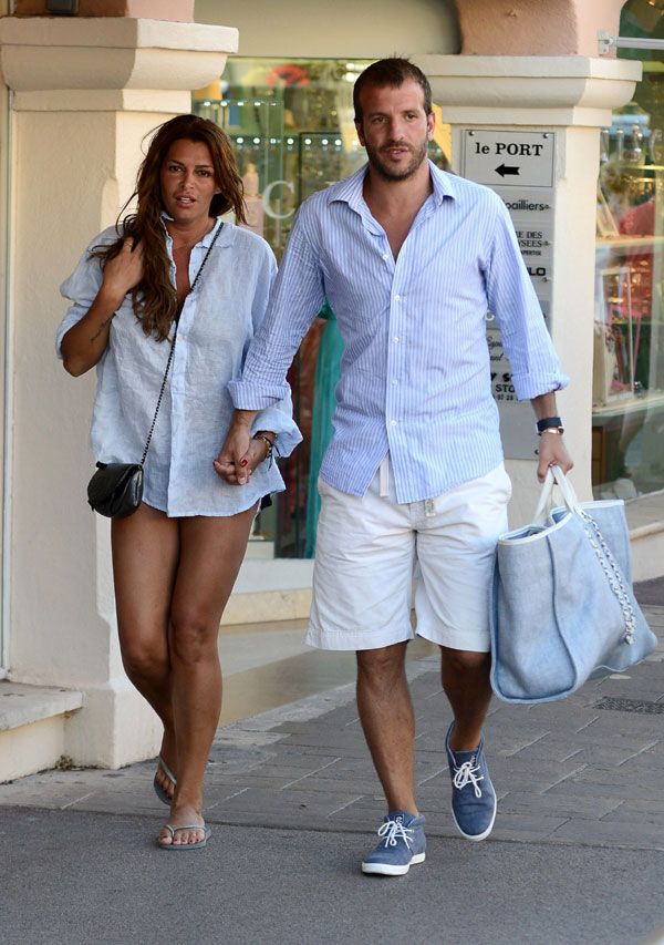 Rafael Van der Vaart y su novia Sabia Engizek por las calles de Saint Tropez el verano pasado, unas vacaciones en las que también se encontraba en el lugar Sylvie Meis con el hijo del matrimonio, Damian. Ahora la prensa alemana y holandesa apunta a que la pareja podría estar esperando su primer hijo en común, algo que ellos no han confirmado
