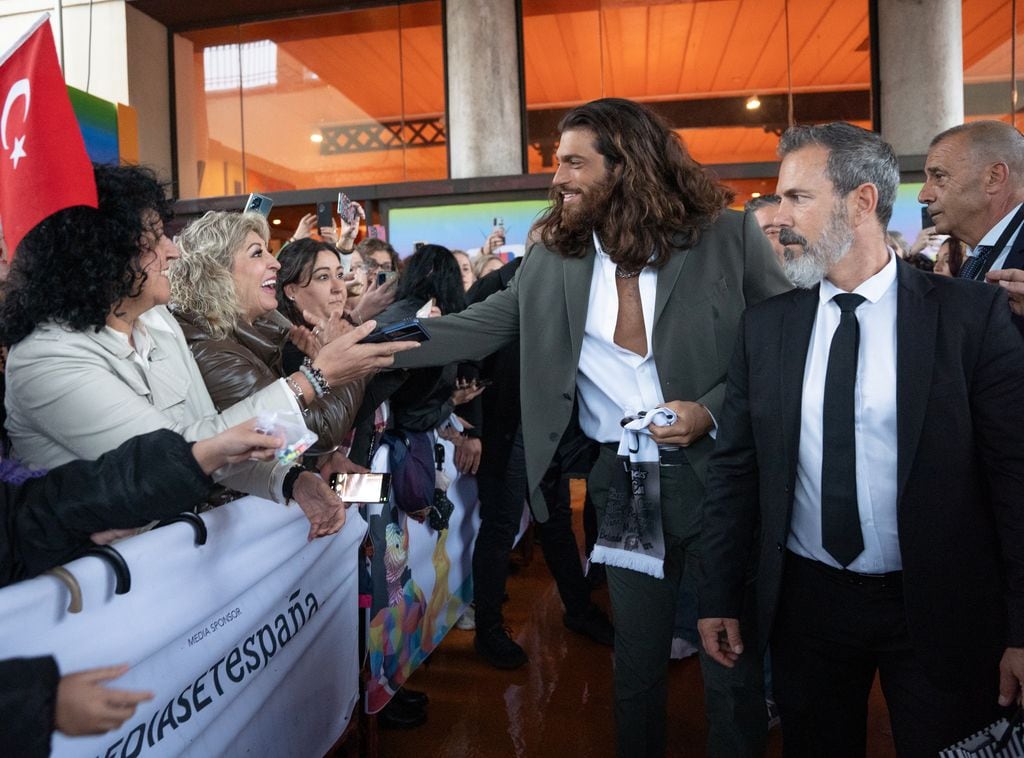 La estrella turca estuvo arropado en todo momento por su legión de fans que lo espararon en la puerta del Palacio de Congresos de Cádiz para ver de cerca a su ídolo