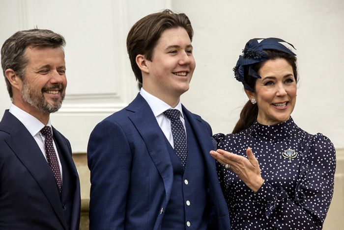 Christian de Dinamarca junto a sus padres