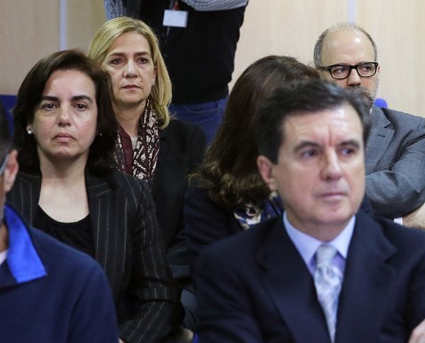 La infanta Cristina sentada en el banquillo de los acusados el primer día del jucio del caso Nóos
