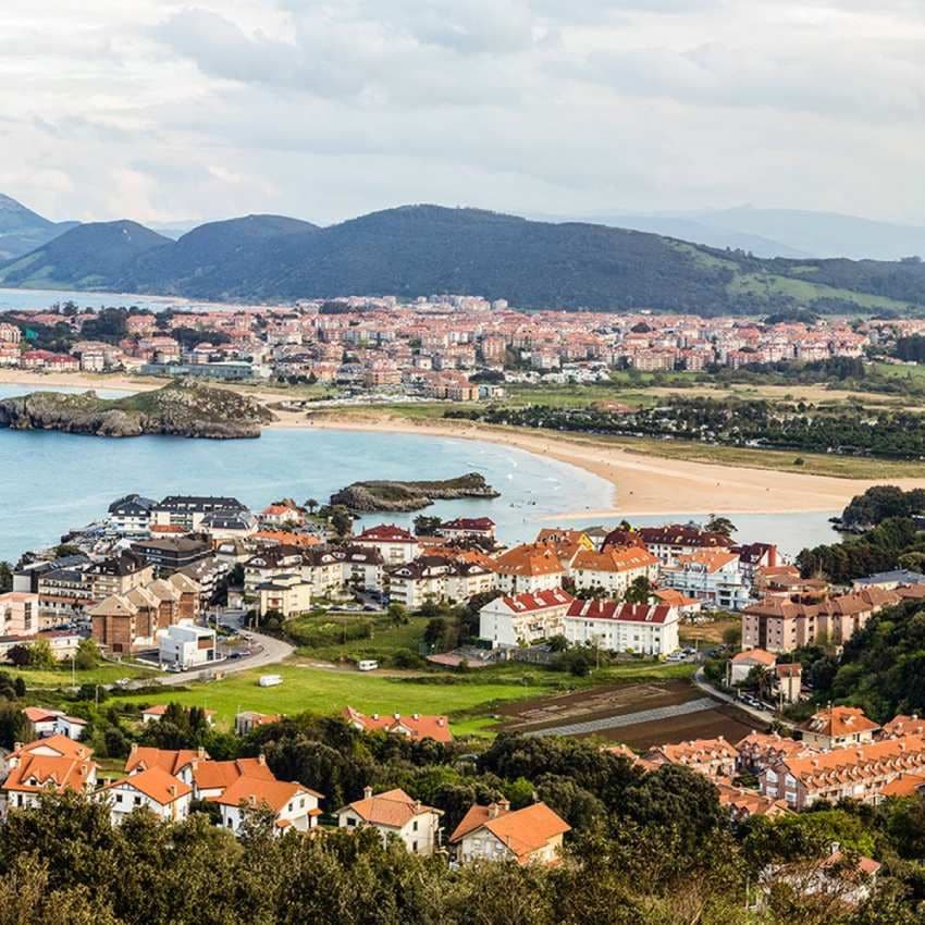 vista panoramica de los pueblos de noja e isla en cantabria