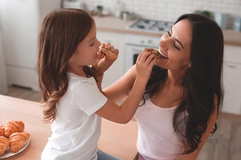 comer madre hija