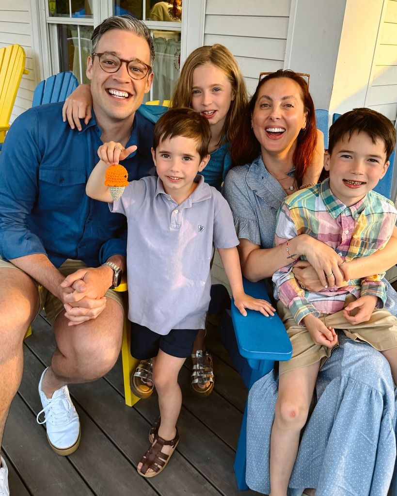 Eva Amurri con Ian Hock y los tres hijos de ella