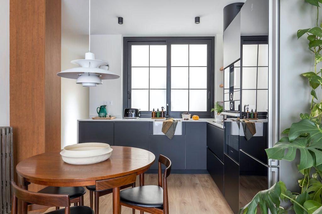 Cocina moderna de color gris con office.