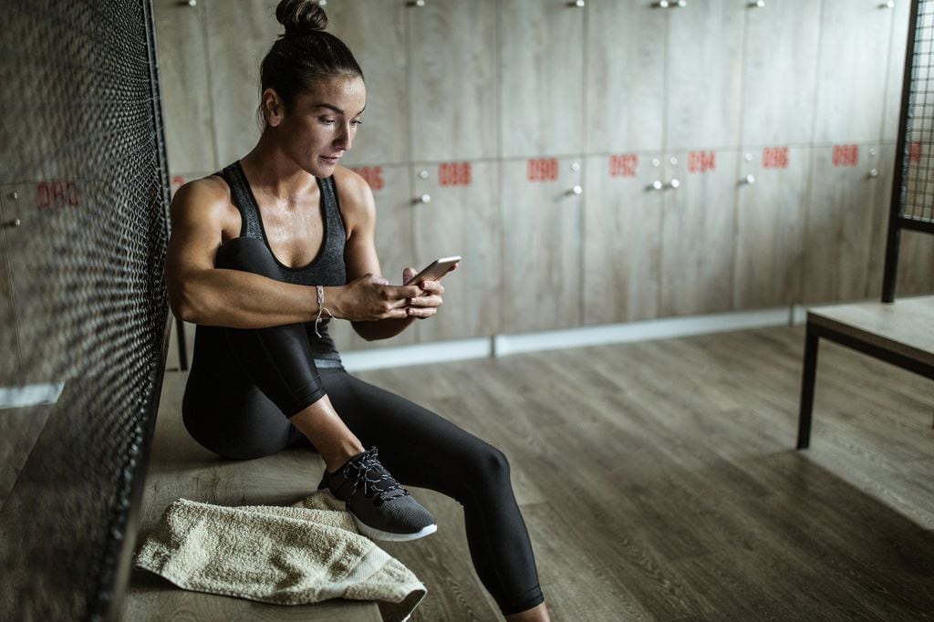 Chica en el vestuario de un gimnasio