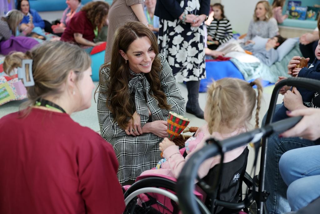 Kate Middleton visitas por Gales