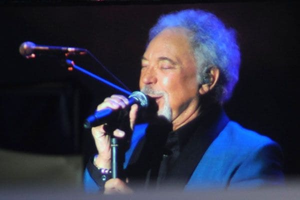 Tom Jones deleitó al público marbellí con su torrente de voz