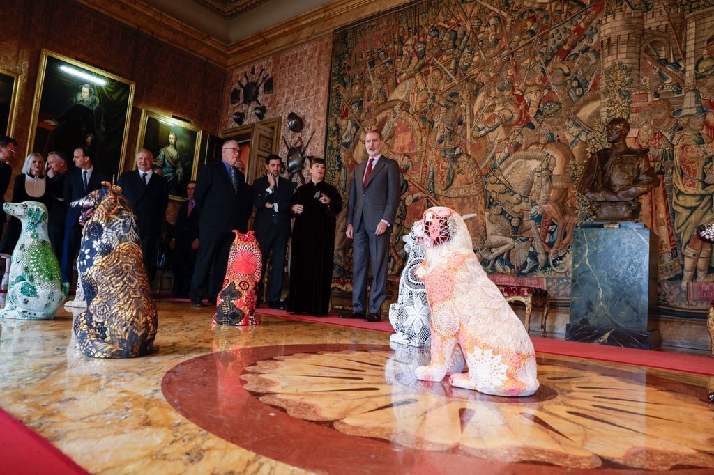 El rey Felipe VI asiste a la inauguración de la muestra 'Flamboyant. Joana Vasconcelos en el Palacio de Liria'