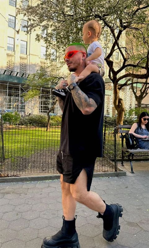 J Balvin con su hijo Río