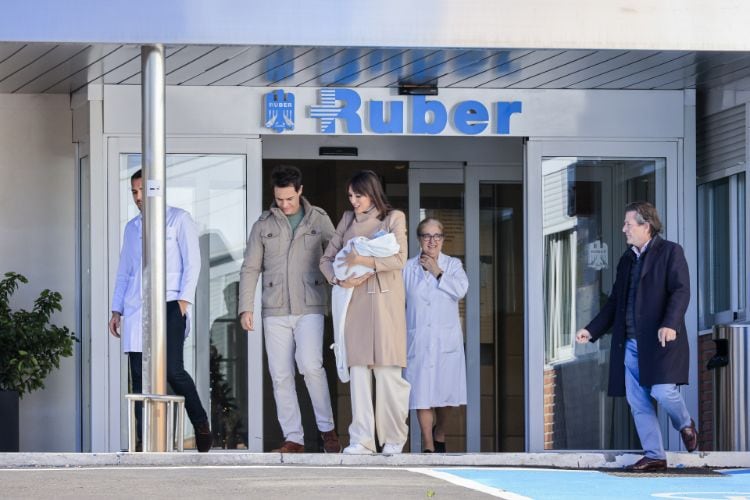 Patricia Pardo y Christian Gálvez saliendo de la clínica