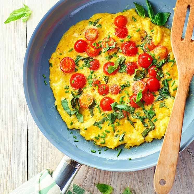 tortilla francesa con tomates cherry y hierbas