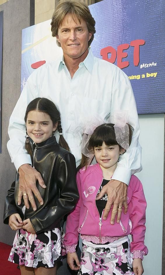 kylie y kendall jenner con su padre bruce jenner en alfombra roja