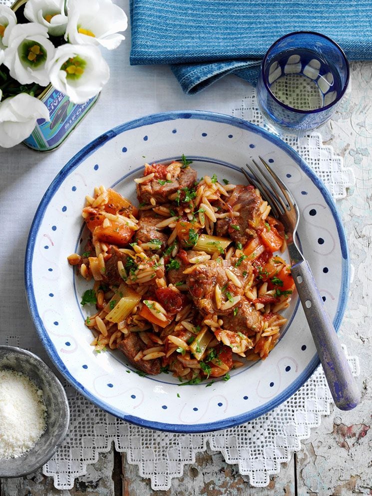 Orzo con cordero guisado y verduras