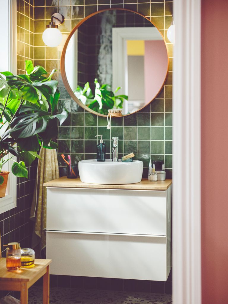 Baño pequeño con mueble de lavabo blanco