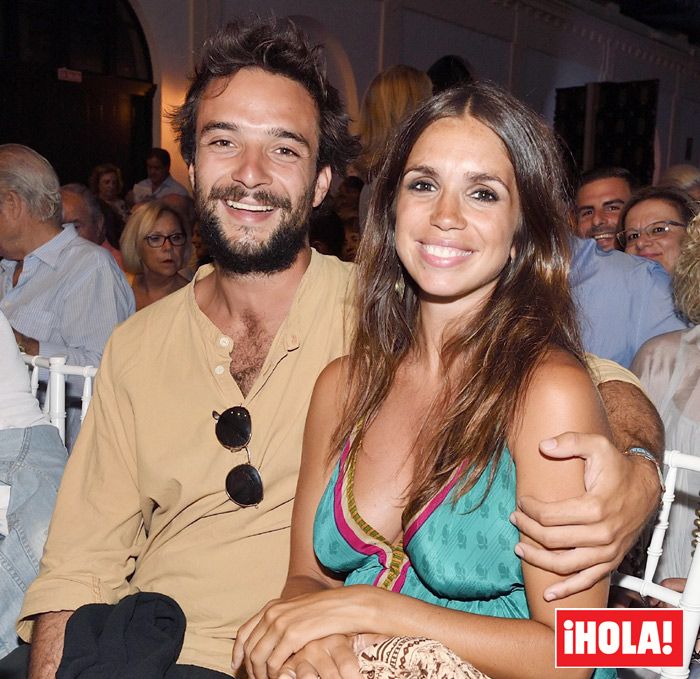 Elena Furiase y Gonzalo Sierra, dos papás primerizos de fiesta con amigos