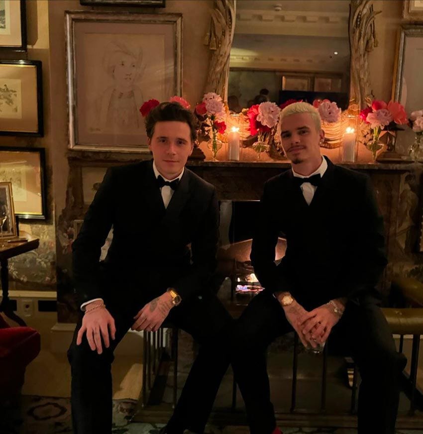 Romeo y Brooklyn Beckham en el interior del club Oswald's: Así es Oswald's el exclusivo club privado de Londres en el Victoria Beckham ha celebrado su 50 cumpleaños