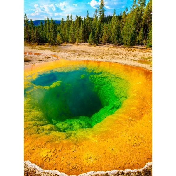 Las aguas termales de Morning Glory, en Yellowstone, uno de los parques nacionales más grandes y más espectaculares de Estados Unidos. El parque se encuentra sobre todo en el estado de Wyoming aunque se extiende también a los estados de Montana e Idaho. Además de formaciones geotermales, en Yellowstone encontramos lagos, cañones, ríos, además del lago Yellowstone, en el centro del supervolcán más grande del país.
