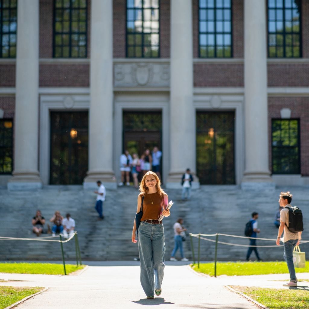 La princesa Elisabeth de Bélgica estudiará una maestría en Políticas Públicas en la Escuela Harvard Kennedy.