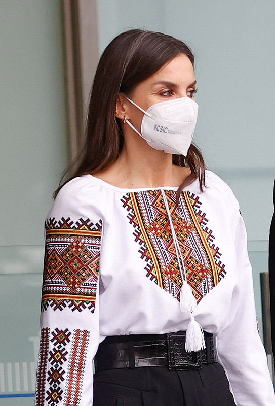 Doña Letizia con una blusa ucraniana