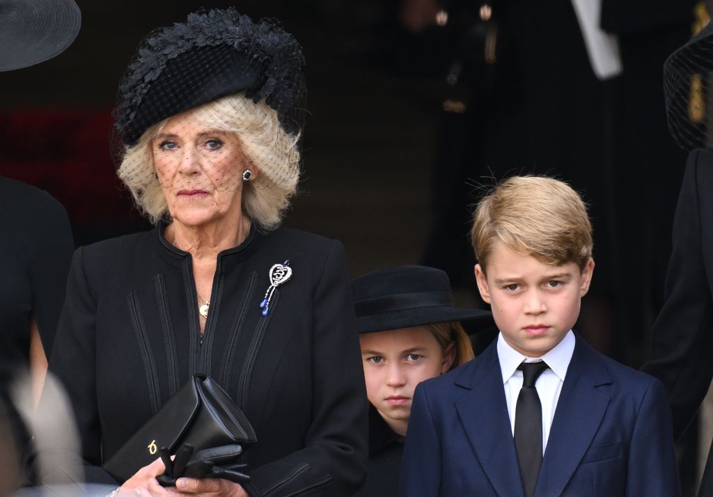 La reina Camilla, la princesa Charlotte y el príncipe George en el funeral de Isabel II 