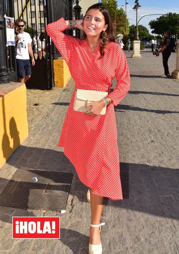 Cayetana Rivera con vestido rojo
