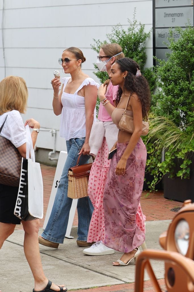Jennifer Lopez con Violet Affleck en Los Hamptons el 13 de julio de 2024