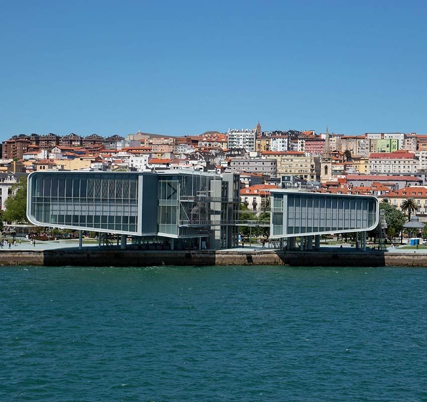 Fachada marítima de Santander, la capital cántabra, con el moderno Centro Botín