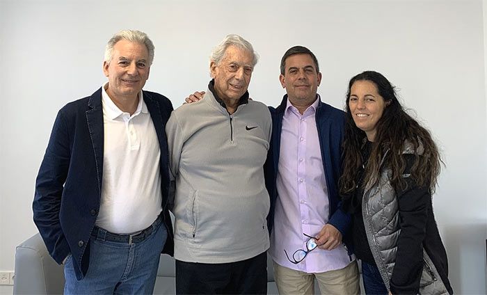 Mario Vargas Llosa con sus tres hijos