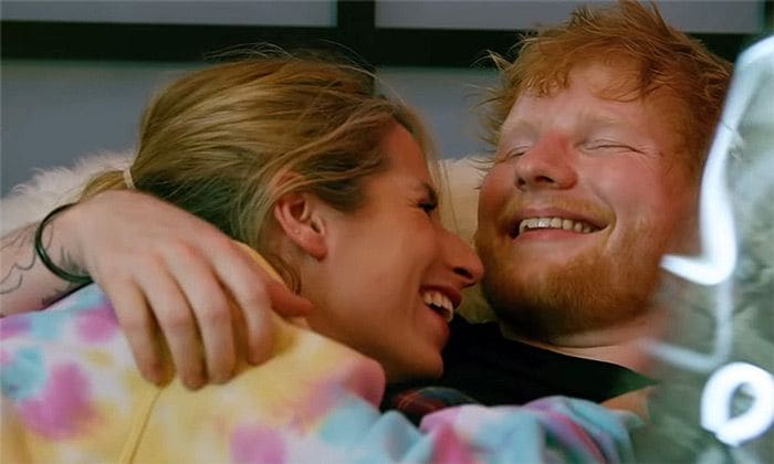 Ed Sheeran y Cherry Seaborn en el videoclip Put it all on me